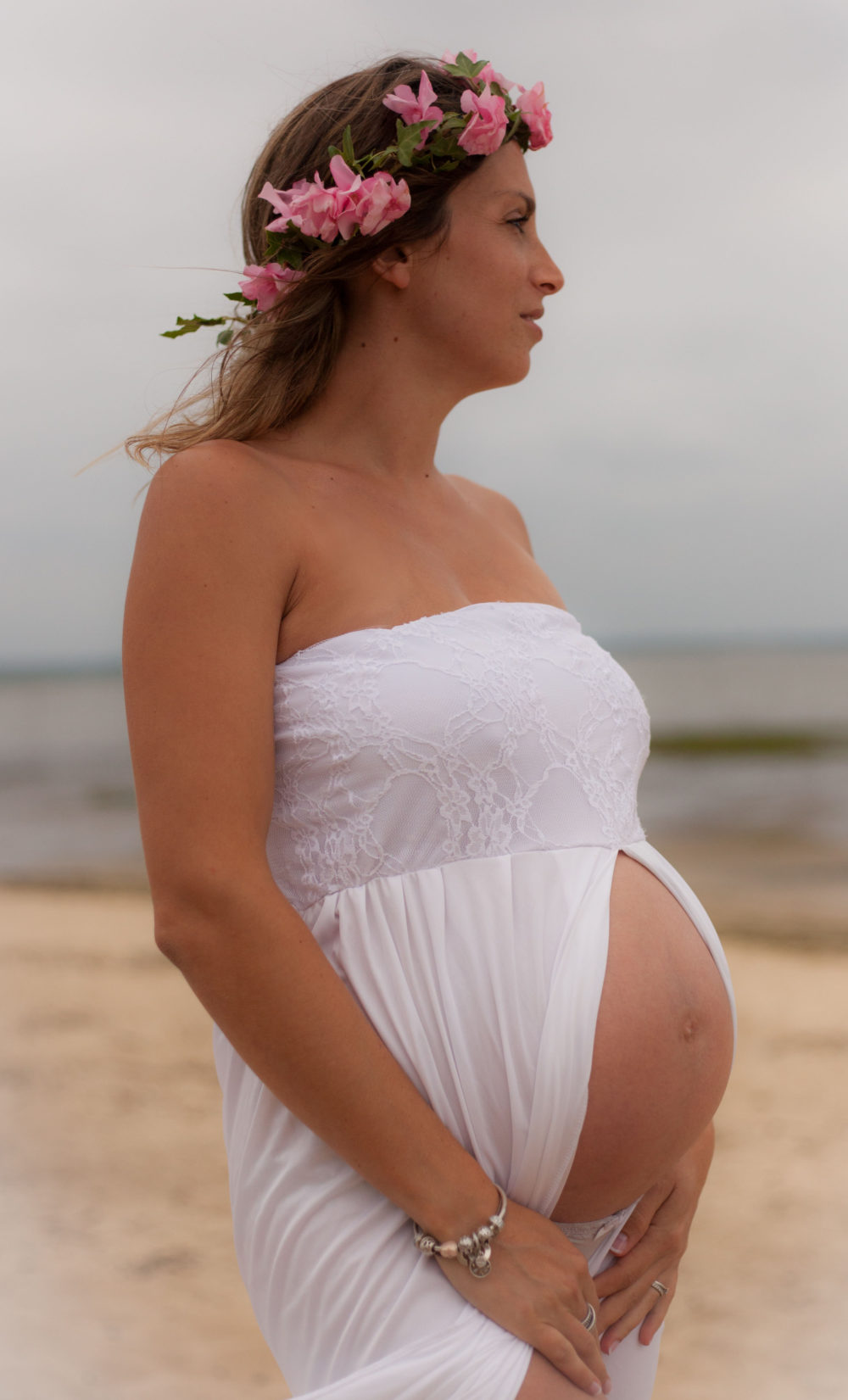 plage robe maternité couronne fleurs photo de grossesse