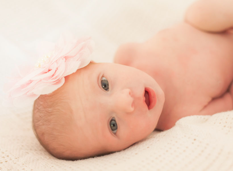 bébé photo fleur rose