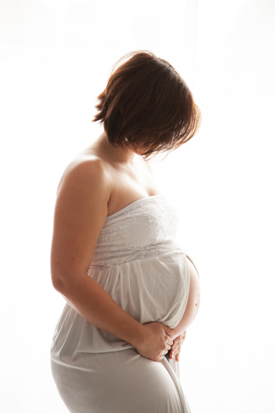 profil femme enceinte robe blanche